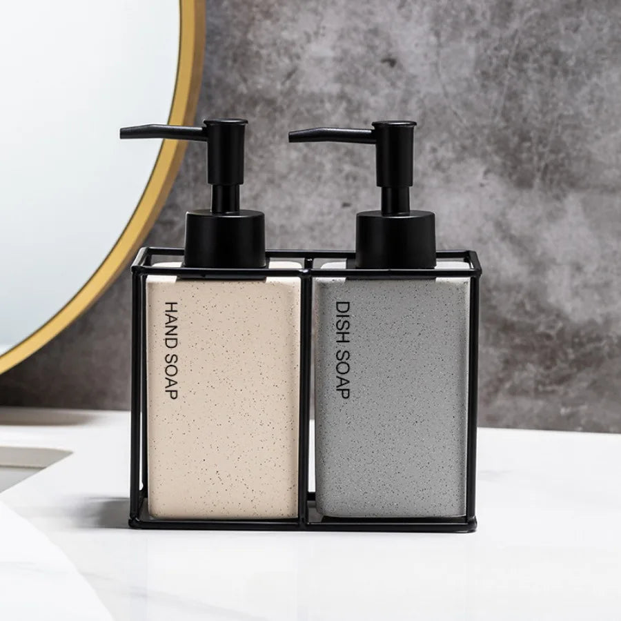 Distributeur savon et shampoing en céramique 330 ml sur fond blanc