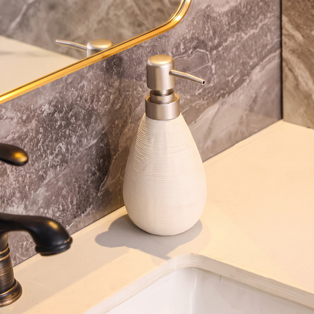 Distributeur de savon céramique rétro fond blanc