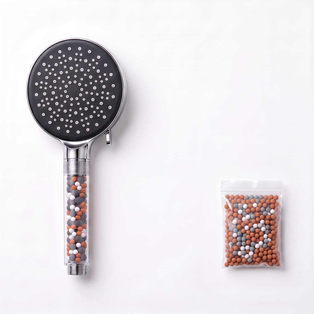 Pommeau de douche filtrant billes minérales avec 1 recharge de 55 g de billes mélangées, sur fond blanc